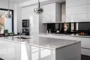 Magasfényű fehér modern konyhabútor
